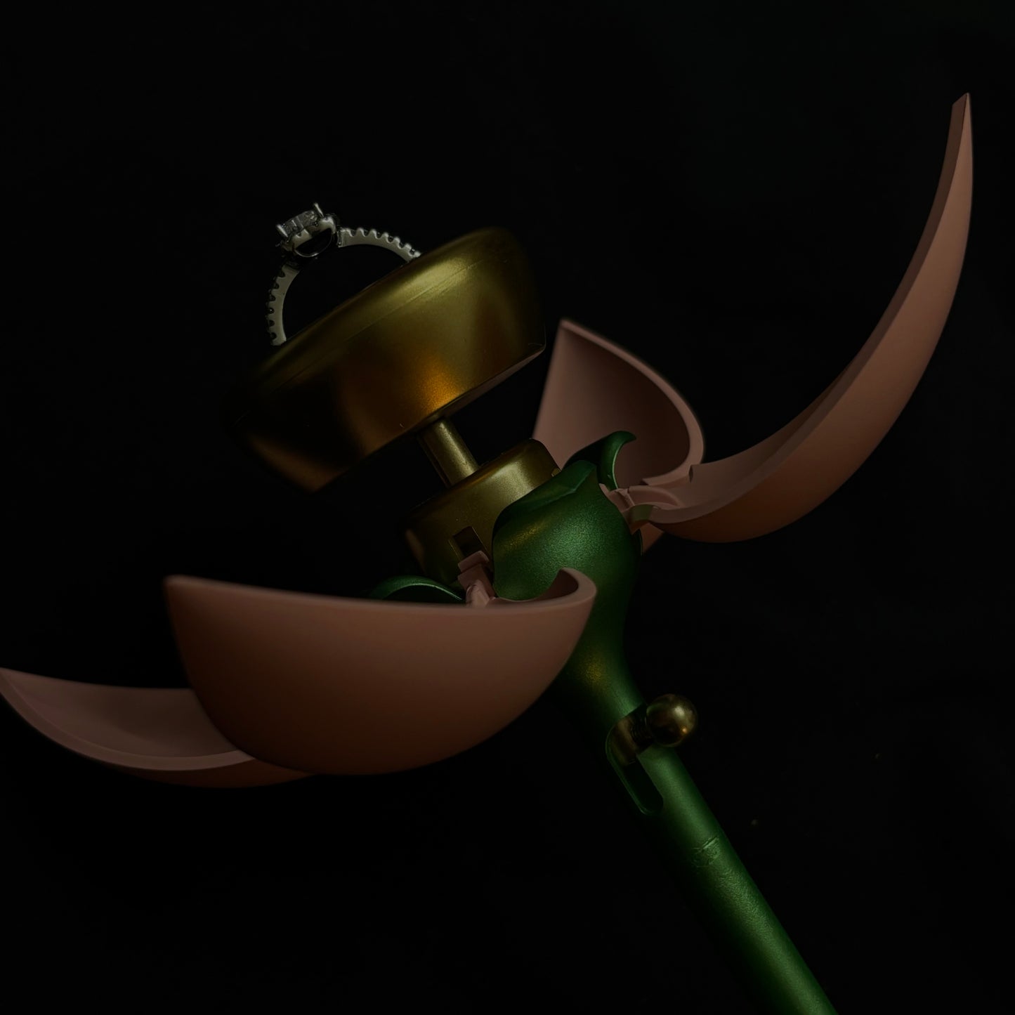 Anillo con pétalo de rosa sorpresa