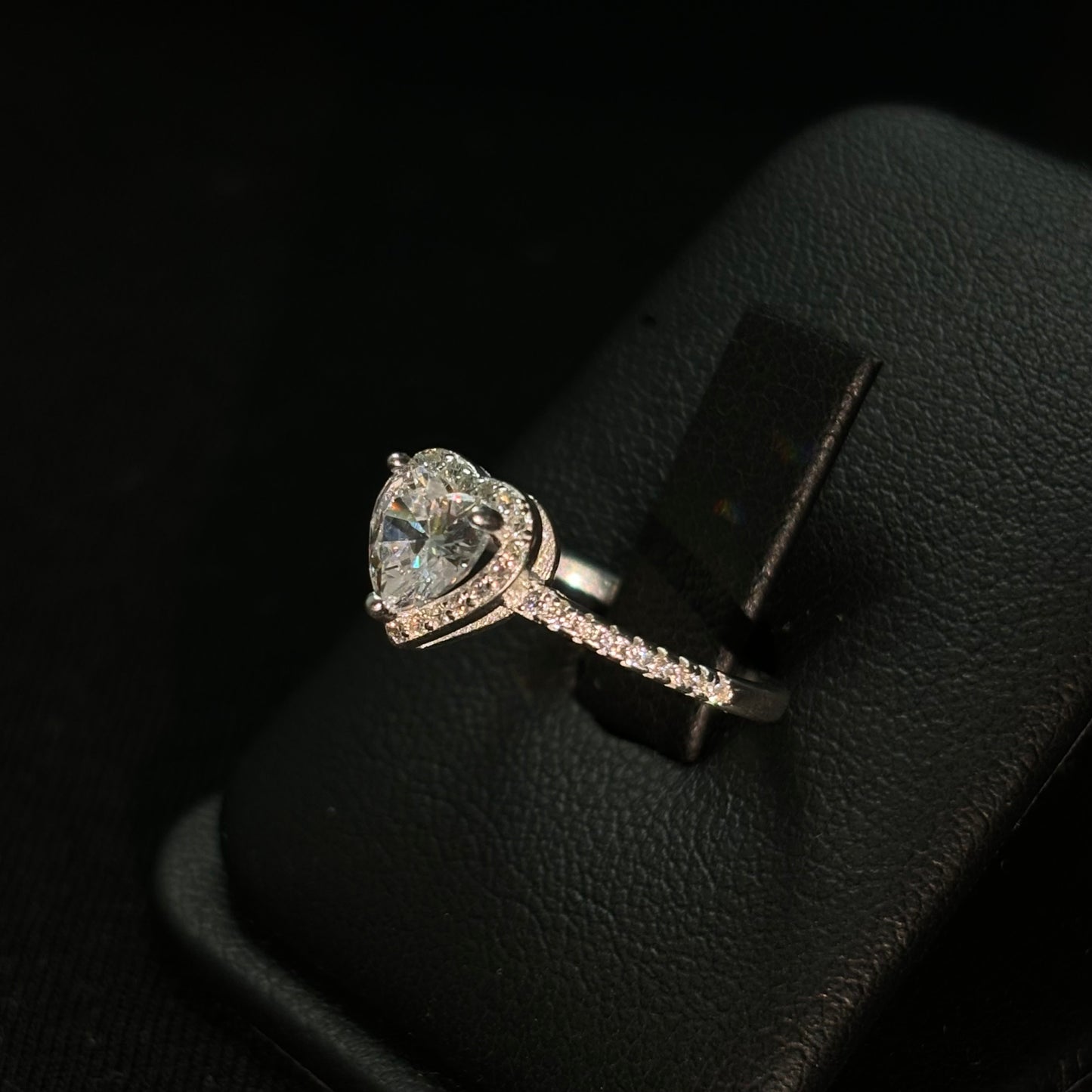 Anillo corazón con estuche de rosas