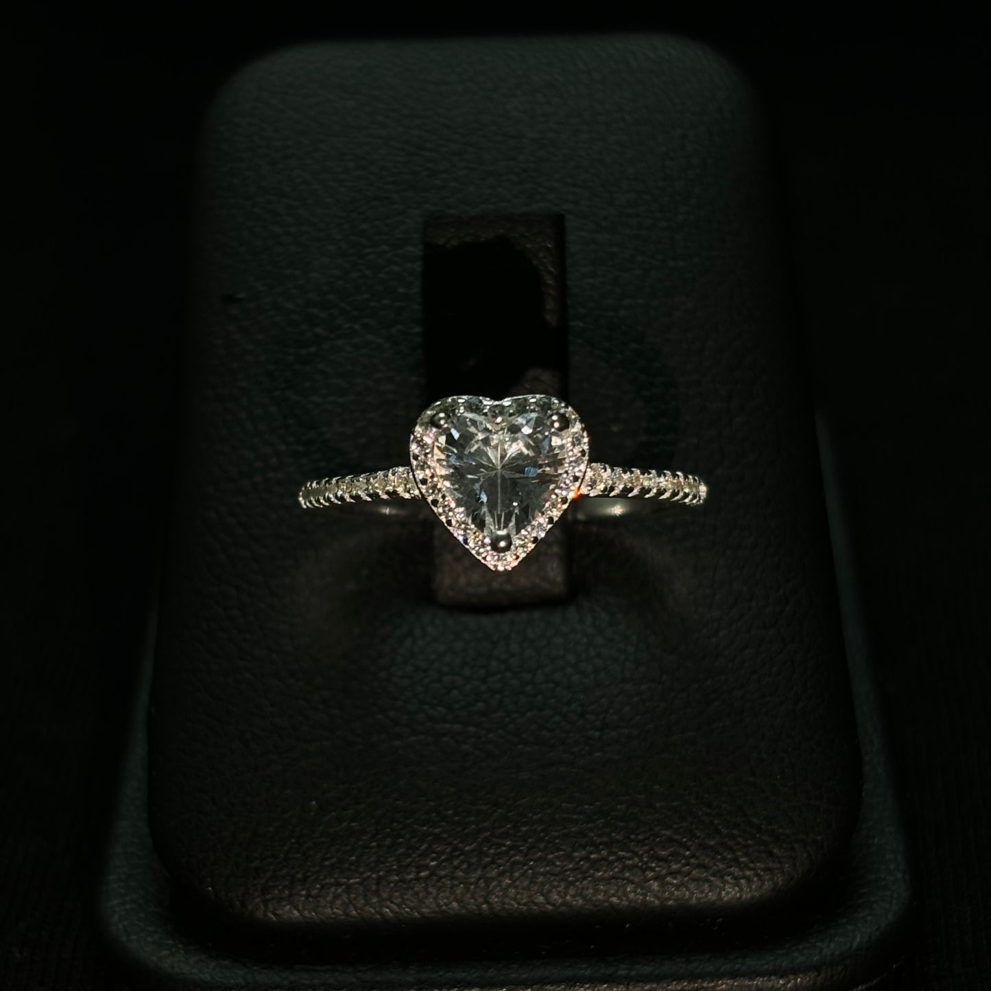 Anillo corazón con estuche de rosas