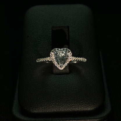 Anillo corazón con estuche de rosas