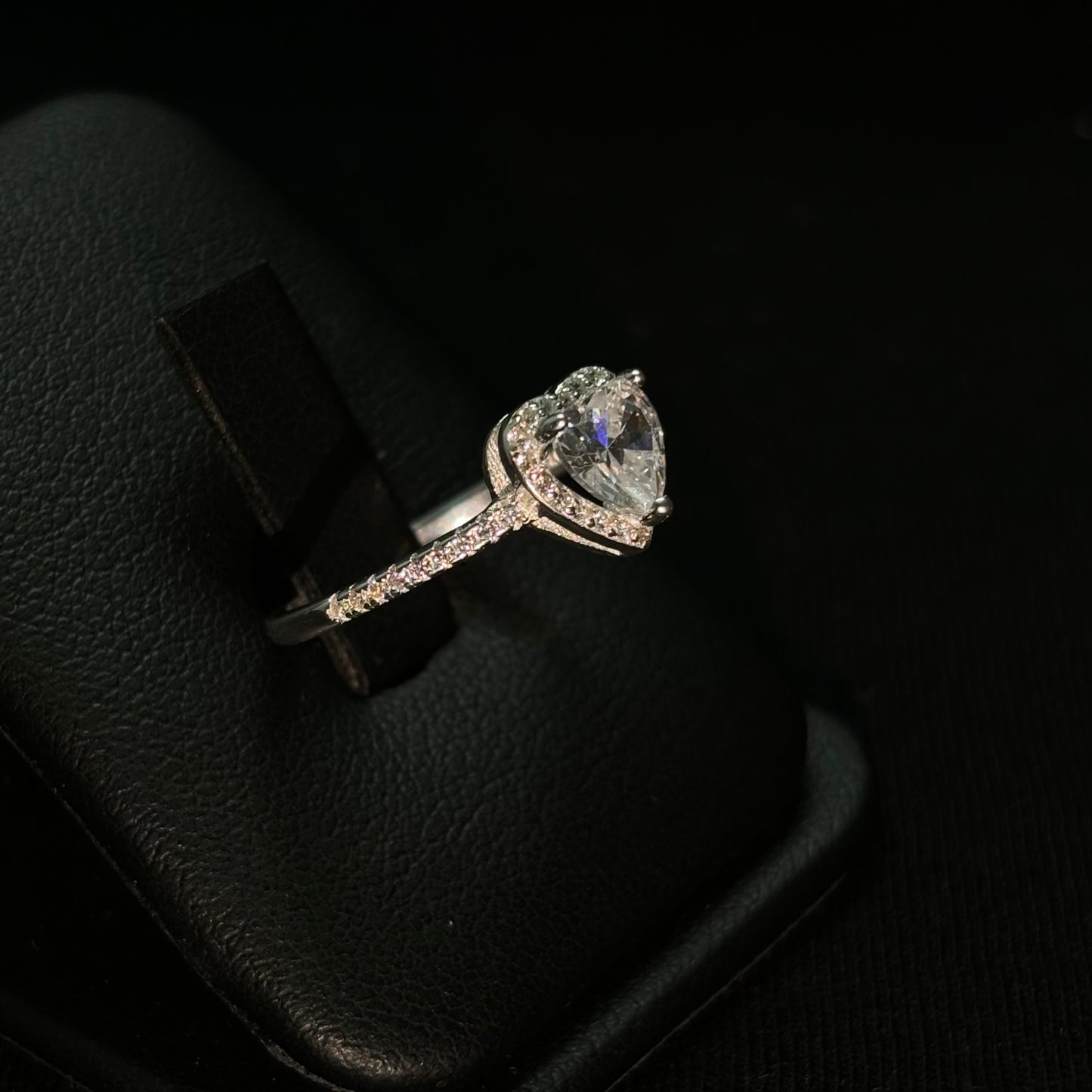 Anillo corazón con estuche de rosas